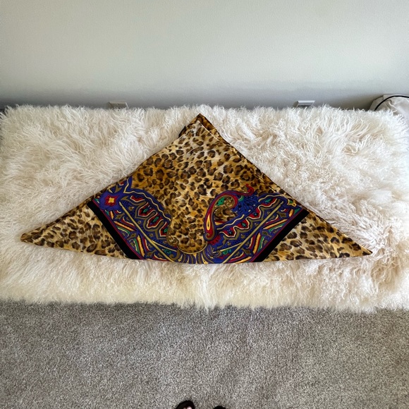 Versace 54x54in scarf NWOT Limited Edition Rare! - Picture 3 of 5